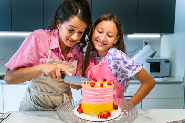 Kolumbianische Mutter und Tochter backen einen roten Samtkuchen