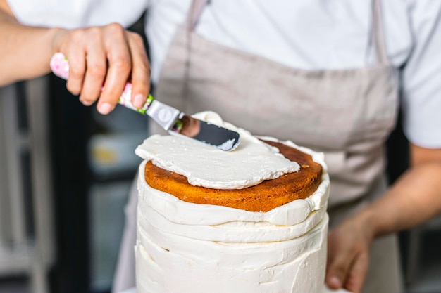 Kolumbianischer Konditor Chef, der den Frischkäse verteilt