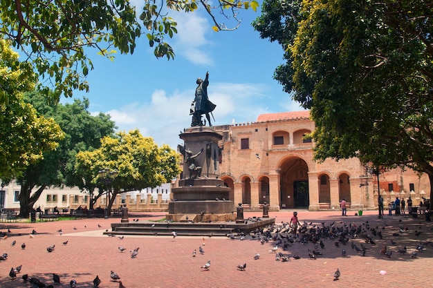 Foto kolumbus-statue und kathedrale parque colon santo domingo dominikanische republik