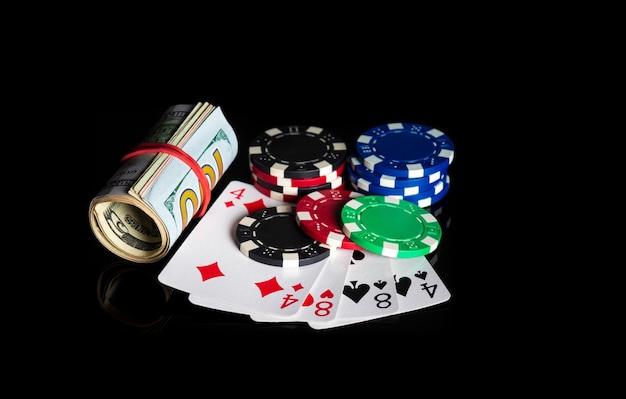 Kombination aus zwei Kartenpaaren und Dollar und Chips Gewinnkombination in einem Pokerclub oder CasinoxA