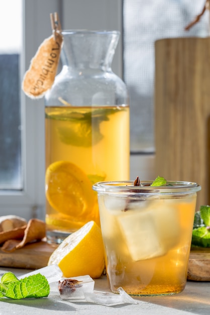 Kombucha o sidra fermentada bebida en botella. Bebida probiótica Heathy