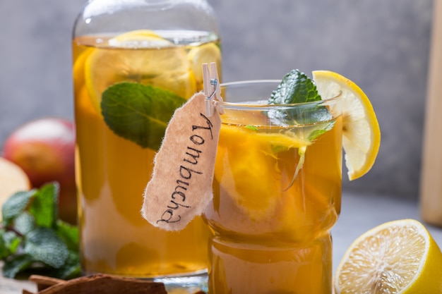 Kombucha saudável com limão e canela.