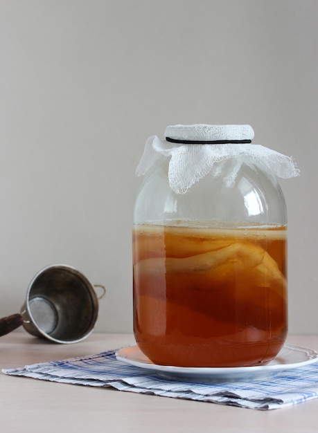 Kombucha en tarro bebida fermentada agridulce casera con probióticos