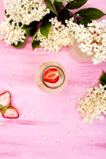 Kombucha-Tee mit Holunderblüten und Erdbeere