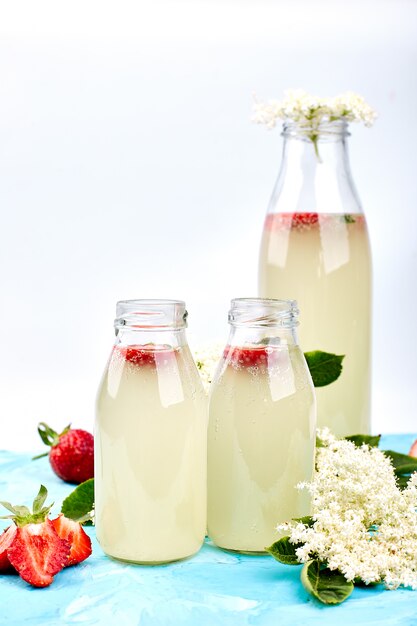 Kombucha-Tee mit Holunderblüten und Erdbeeren