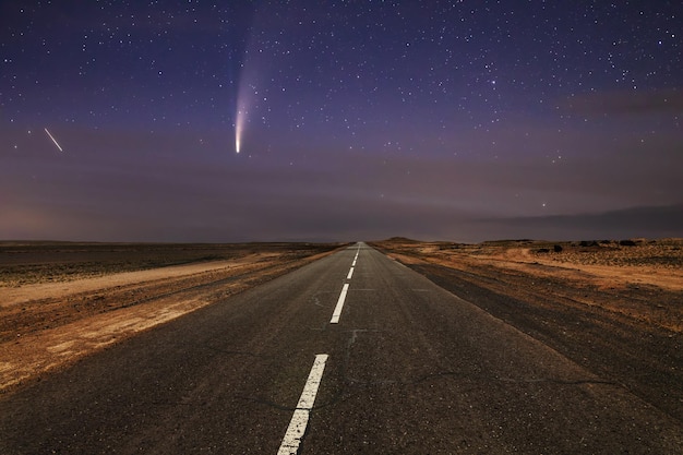 Komet über der alten Asphaltstraße in der Wüste
