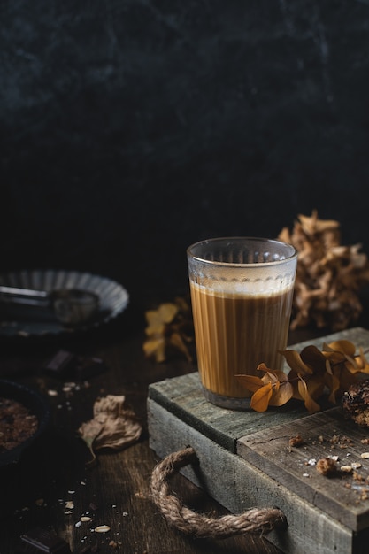 Komfort Herbstgetränk, heißer Kakao mit Keks auf Holztisch, Kopierraum
