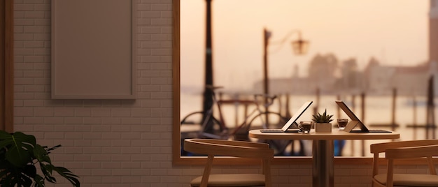 Komfortabler Sitzbereich im Restaurant oder Café in der Nähe des Fensters mit Abendsonne