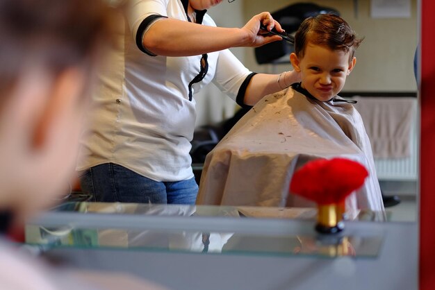 Foto komisches kind im friseursalon