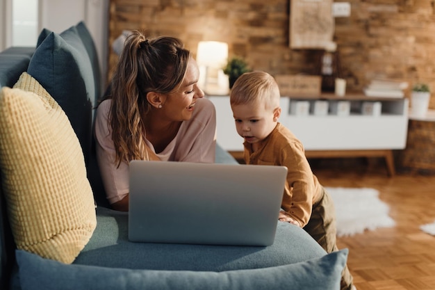 Komm, lass uns zusammen ein paar Zeichentrickfilme auf dem Laptop anschauen