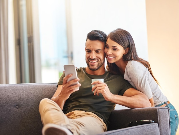 Kommen Sie für ein Selfie-Babe herein Aufnahme eines jungen Paares, das zu Hause zusammen Selfies macht