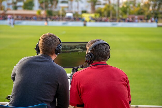 Kommentatoren zum Fußballspiel. Stream für Fernsehen und Radio