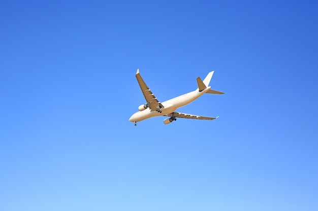 Kommerzieller Düsenflugzeugflug auf blauem Himmel