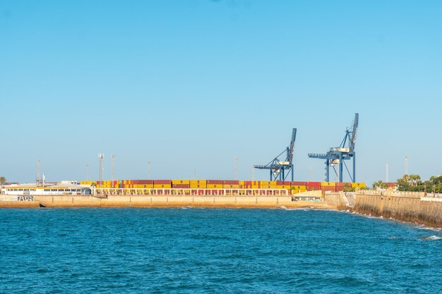 Kommerzieller maritimer und industrieller frachthafen mit kränen aus der stadt cadiz in andalusien