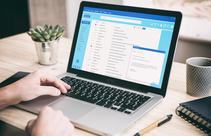 Foto kommunikation per e-mail computerbenutzer arbeiten mit einer client-mailliste