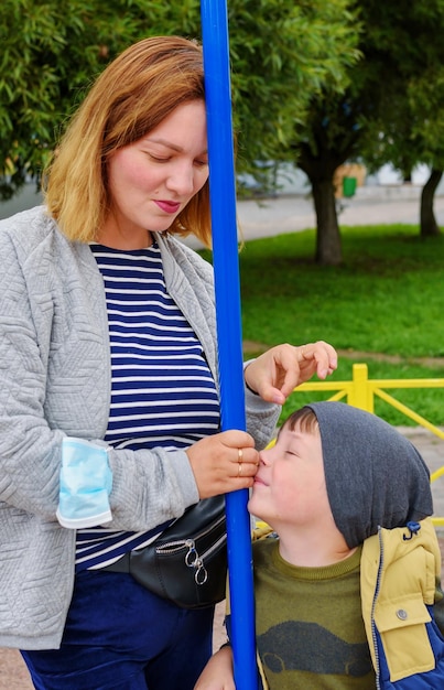 Foto kommunikation zwischen mutter und sohn auf dem spielplatz