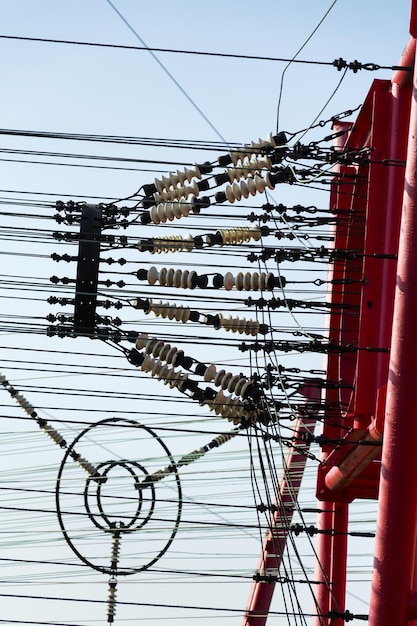 Kommunikationsdrähte führen vom Funksendeturm zur Schaltstation