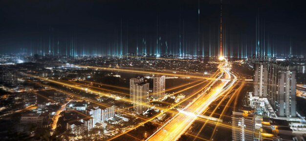 Kommunikationsnetz und Ampel auf der Autobahn. Konzept des intelligenten Stadtnetzes, der Internetkommunikation und des digitalen Verkehrsleitsystems.
