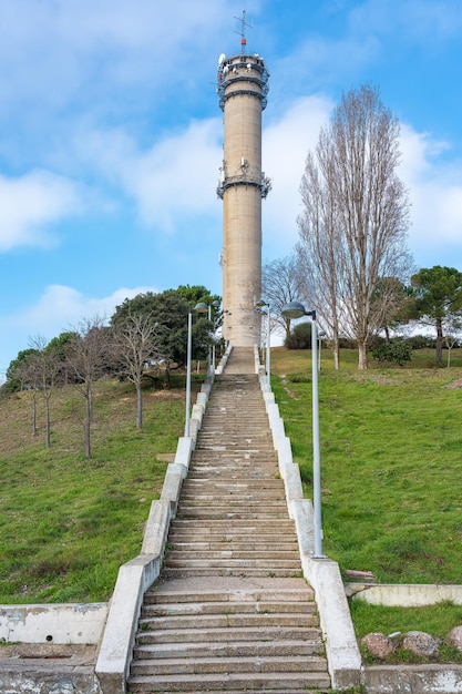 Kommunikationsturm für die Installation von Antennen und Geräten zur Wiederholung von Telefonton- und Bildsignalen