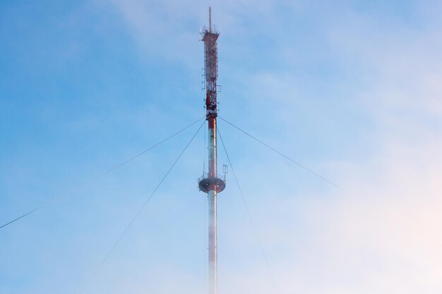 Kommunikationsturm im Nebel Hochabstandsturm der Mobilfunk-Telekommunikation Internet