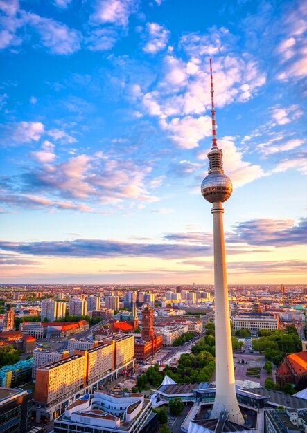 Foto kommunikationsturm in der stadt gegen den himmel