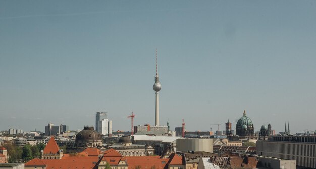 Kommunikationsturm in der Stadt gegen den Himmel