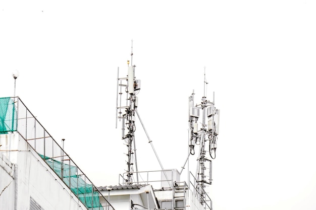 Kommunikationsturm mit Antennen auf der Spitze des Gebäudes isolieren auf weißem Hintergrund