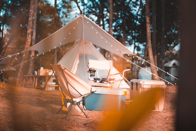 Foto kompaktes camping-set für zwei personen im warmen licht des parks am strand