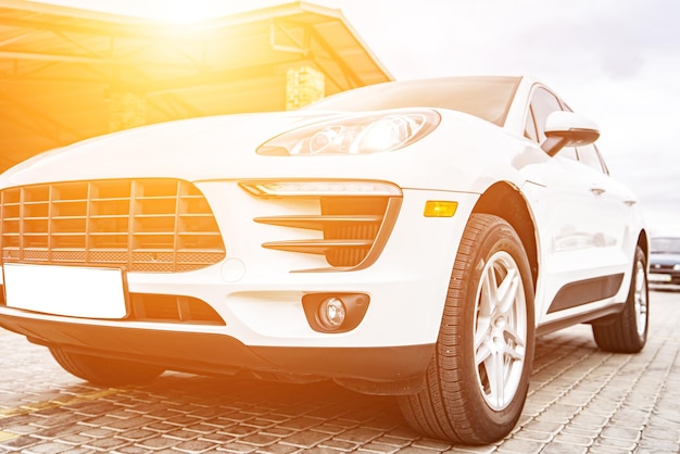 Kompaktes weißes Geschäftsauto mit großem Chromgrill