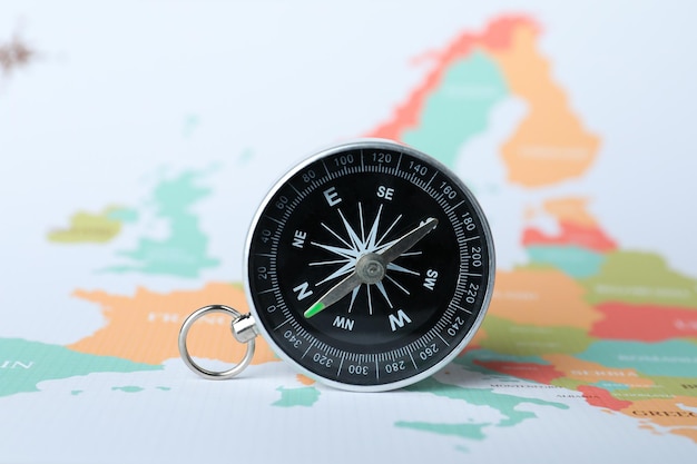 Kompass auf dem Hintergrund der Weltkarte