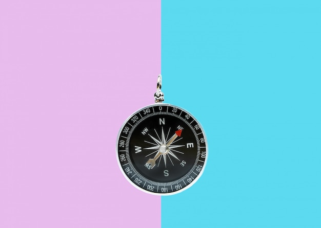 Kompass auf zweifarbiger Oberfläche
