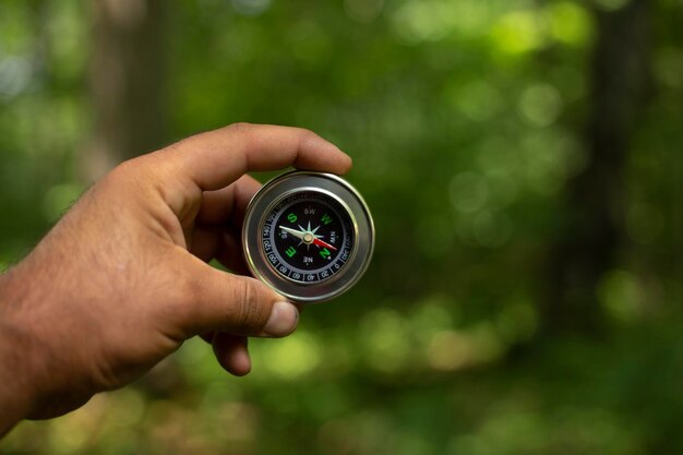 Kompass im Naturhintergrund der Menschenhand