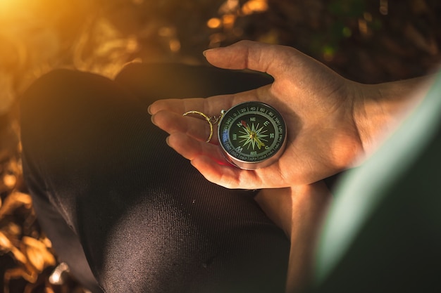 Kompass im Wald, Hand mit dem alten Kompass für die Navigation im Wald