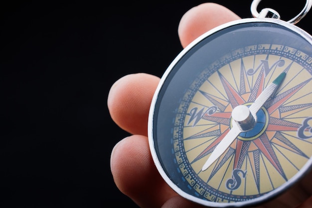 Kompass in der Hand als Konzept des Reisens und Findens Ihres Lebens