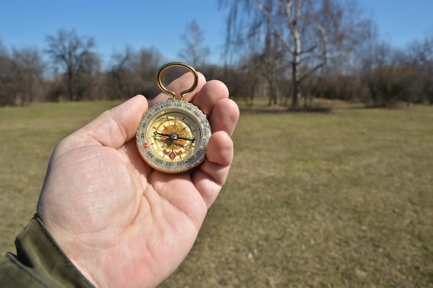 Kompass in der Hand bei einem Spaziergang