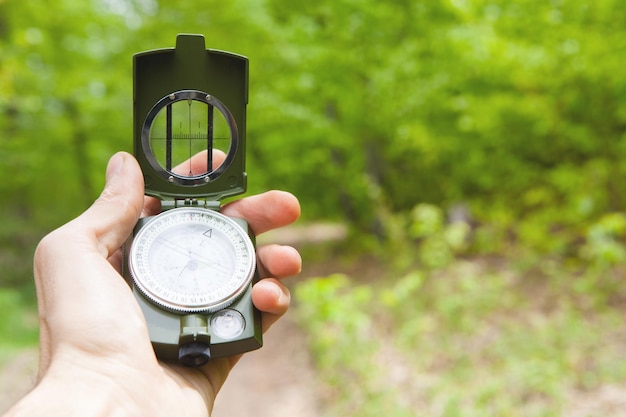 Kompass in der Hand findet das Wegziel