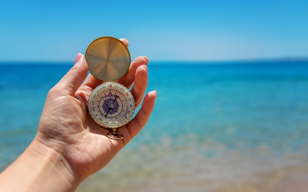 Kompass in der Hand gegen das Meer