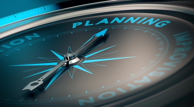 Kompass mit Nadel, die auf die Wortplanung, das Konzeptbild zur Veranschaulichung des Geschäftsplans und der Strategie zeigt.