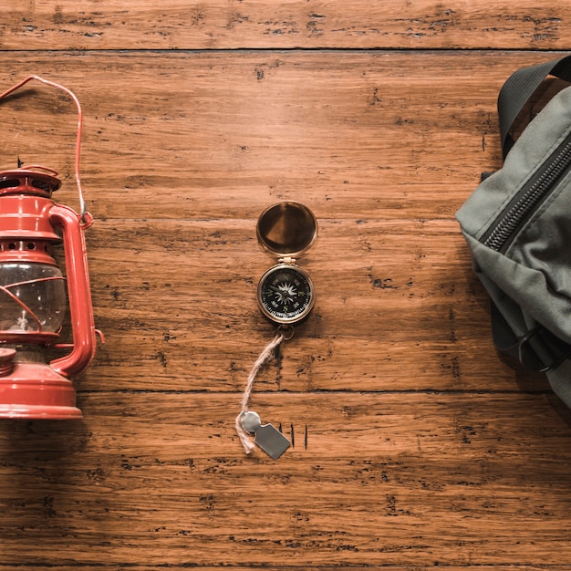 Foto kompass zwischen laterne und rucksack
