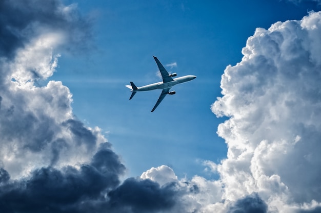 Komplexe Flugbedingungen - Flugzeug fliegt durch Gewitterwolken, Regenwetter, Sturmfront. Konzept der Flugsicherheit. Leerer Platz für Kopierplatz.