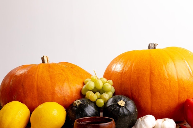 Foto komposition aus halloween-dekoration mit kürbissen, früchten und kopierraum auf weißem hintergrund