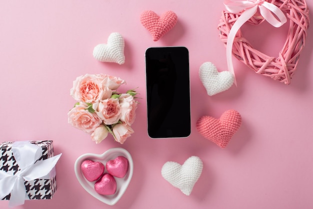 Foto komposition für den valentinstag ein modell eines telefons, eines smartphones mit platz für text