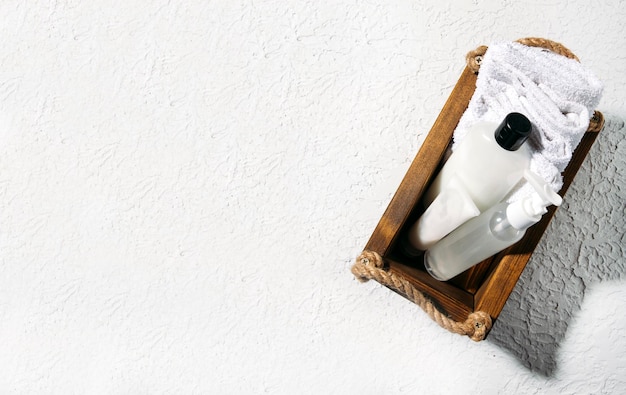 Komposition mit Flaschen Naturkosmetik-Serum auf hellem Hintergrund, Draufsicht