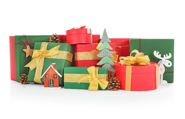 Komposition mit Geschenkboxen und schöner Weihnachtsdekoration auf weißem Hintergrund