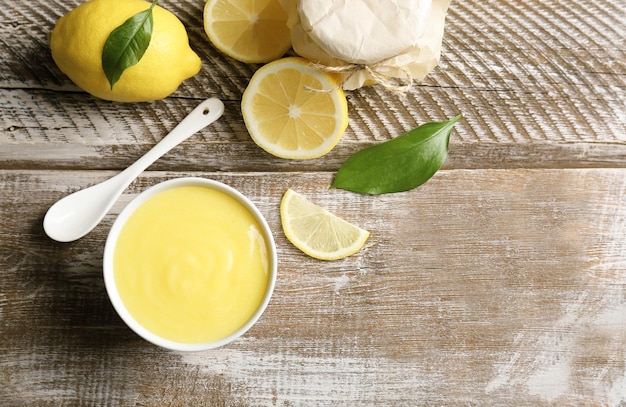 Foto komposition mit köstlichem lemon curd auf holztisch
