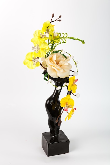 Komposition mit künstlichen Blumen in einer Vase auf weißem Hintergrund