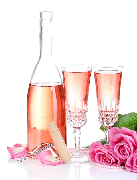 Foto komposition mit rosa schaumwein in gläsern, flasche und rosa rosen isoliert auf weiß