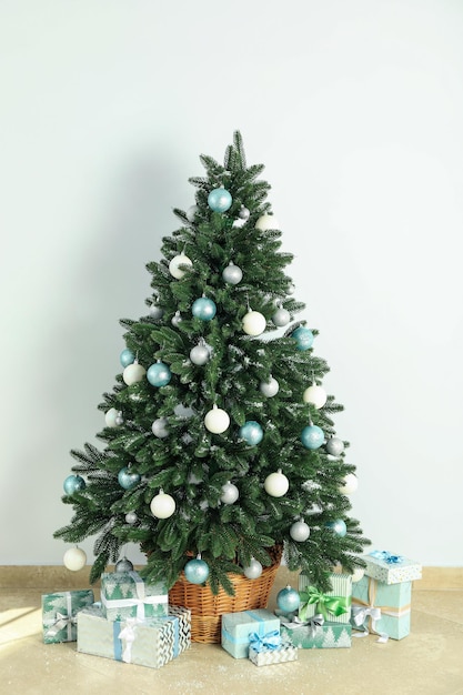 Komposition mit Weihnachtsbaum und Geschenken auf Hintergrundboden