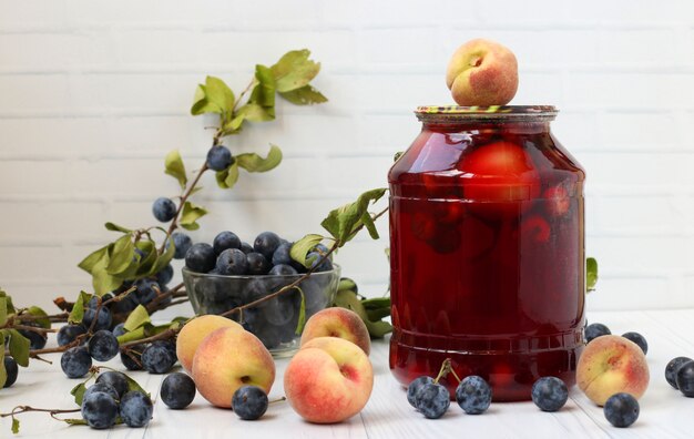 Kompott mit Pfirsichen und Beeren von Schwarzdorn in Dosen