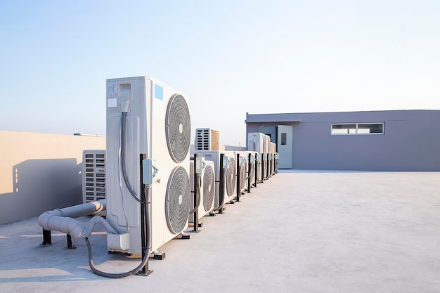 Kompressor der Klimaanlage des Außengeräts außerhalb des Gebäudes installieren.
